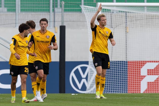 Münster, Deutschland 23. August 2026: DFB-Pokal - 2026 2027 - 1. Runde - SV Westfalia Rhynern gegen SG Dynamo Dresden Im Bild: re. Torschütze Vincent Vermeij (SGD) jubelt nach seinem Tor zum 0:3 DFL DFB regulations prohibit any use of photographs as image sequences and or quasi-video. LVM-Preußenstadion Nordrhein Westfalen *** Münster, Germany, August 23, 2026, 2026–2027 DFB Cup, First Round: SV Westfalia Rhynern vs. SG Dynamo Dresden. Pictured on the right: goal scorer Vincent Vermeij of SGD celebrating after his goal to make it 0–3. DFL and DFB regulations prohibit any use of photographs as image sequences and or quasi-video. LVM Preußenstadion, North Rhine-Westphalia Copyright: xFotostandx xZeisingx