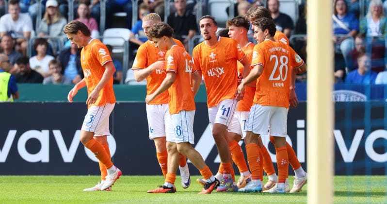 Jena - Darmstadt DFB Pokal Jena, 23.08.2026, Ernst-Abbe-Sportfeld, Fussball, DFB-Pokal, 1.Hauptrunde , FC Carl Zeiss Jena vs. SC Darmstadt 98 , Im Bild: Tor für Darmstadt. Lance Duijvestijn ( 41, Darmstadt) trifft zum 1:2 und jubelt mit den Teamkollegen. , Nur zur redaktionellen Nutzung. Only editorial use. , DFB regulations prohibit any use of photographs as image sequences and or quasi-video. , *** Jena vs. Darmstadt, DFB Cup, Jena, August 23, 2026, Ernst Abbe Sportfeld, Soccer, DFB Cup, First Round, FC Carl Zeiss Jena vs. SC Darmstadt 98, Pictured: Goal for Darmstadt by Lance Duijvestijn in the 41st minute, Darmstadt scores to make it 1–2 and celebrates with teammates, For editorial use only, DFB regulations prohibit any use of photographs as image sequences and or quasi-video, Picture Point