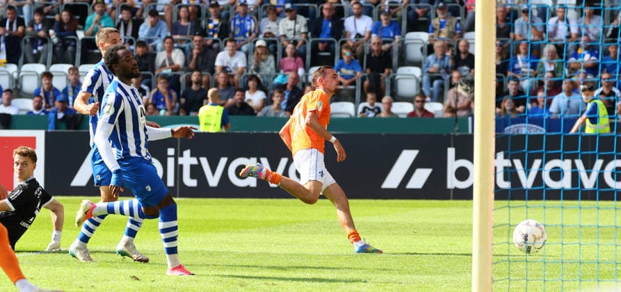 Jena - Darmstadt DFB Pokal Jena, 23.08.2026, Ernst-Abbe-Sportfeld, Fussball, DFB-Pokal, 1.Hauptrunde , FC Carl Zeiss Jena vs. SC Darmstadt 98 , Im Bild: Tor für Darmstadt. Lance Duijvestijn ( 41, Darmstadt) trifft zum 1:2. , Nur zur redaktionellen Nutzung. Only editorial use. , DFB regulations prohibit any use of photographs as image sequences and or quasi-video. , *** Jena vs. Darmstadt, DFB Cup, Jena, August 23, 2026, Ernst Abbe Sportfeld, Soccer, DFB Cup, First Round, FC Carl Zeiss Jena vs. SC Darmstadt 98, Pictured: Goal for Darmstadt by Lance Duijvestijn at 41, Darmstadt scores to make it 1–2, For editorial use only, DFB regulations prohibit any use of photographs as image sequences and or quasi-video, Picture Point