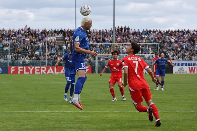 13 Zurawski, Martin (C) (Krieschow) beim Kopfball Fußball DFB-Pokal 2026 2027 1. Hauptrunde VfB Krieschow 1921 - 1. FSV Mainz 05 *** 13 Zurawski, Martin C. Krieschow heading the ball in the 2026–2027 DFB Cup, 1st Round: VfB Krieschow 1921 vs. FSV Mainz 05