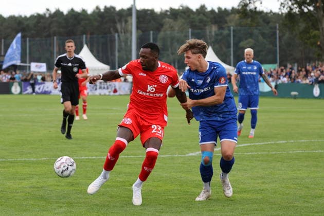 23 Sheraldo Becker (Mainz, l.) im Duell mit 8 Raak, Colin (Krieschow) Fußball DFB-Pokal 2026 2027 1. Hauptrunde VfB Krieschow 1921 - 1. FSV Mainz 05 *** 23 Sheraldo Becker (Mainz), l in a duel with 8 Raak, Colin Krieschow; Soccer; DFB Cup 2026–2027; 1st Round; VfB Krieschow 1921 1; FSV Mainz 05