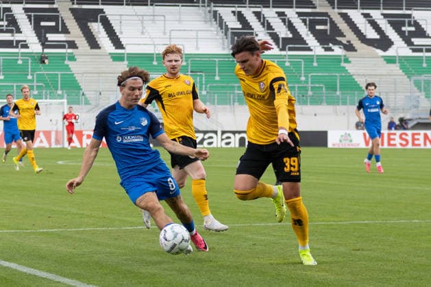 Münster, Deutschland 23. August 2026: DFB-Pokal - 2026 2027 - 1. Runde - SV Westfalia Rhynern gegen SG Dynamo Dresden Im Bild: v. li. im Zweikampf Jonah Wagner (S.V) und Thomas Keller (SGD) DFL DFB regulations prohibit any use of photographs as image sequences and or quasi-video. LVM-Preußenstadion Nordrhein Westfalen *** Münster, Germany August 23, 2026 DFB Cup 2026–2027, First Round: SV Westfalia Rhynern vs. SG Dynamo Dresden. Pictured, from left, in a tackle: Jonah Wagner (SV) and Thomas Keller (SGD). DFL and DFB regulations prohibit any use of photographs as image sequences and or quasi-video. LVM Preußenstadion, North Rhine-Westphalia Copyright: xFotostandx xZeisingx