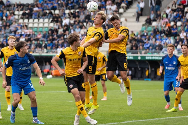 Münster, Deutschland 23. August 2026: DFB-Pokal - 2026 2027 - 1. Runde - SV Westfalia Rhynern gegen SG Dynamo Dresden Im Bild: Vincent Vermeij (SGD) beim Kopfball im Strafraum mit Nicolai Rapp (SGD), Friedrich Müller Mueller (SGD) DFL DFB regulations prohibit any use of photographs as image sequences and or quasi-video. LVM-Preußenstadion Nordrhein Westfalen *** Münster, Germany, August 23, 2026—2026–2027 DFB Cup, First Round: SV Westfalia Rhynern vs. SG Dynamo Dresden. Pictured: Vincent Vermeij (SGD) heading the ball in the penalty area alongside Nicolai Rapp (SGD), Friedrich Müller (SGD). DFL and DFB regulations prohibit any use of photographs as image sequences and or quasi-video. LVM Preußenstadion, North Rhine-Westphalia Copyright: xFotostandx xZeisingx