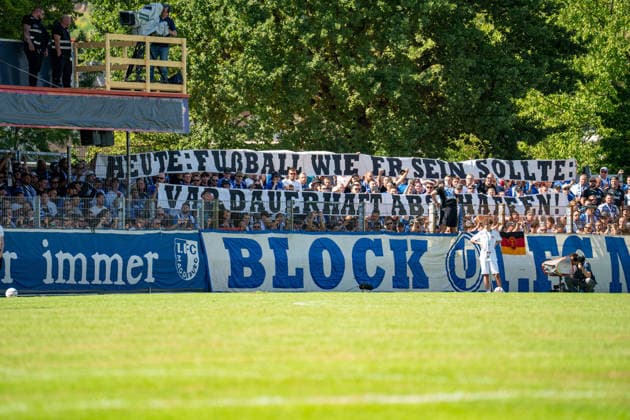 23.08.2026, xdaymx, Fussball DFB Pokal 1.Runde, Bahlinger SC - 1.FC Magdeburg. Magdeburger Fans mit einem Banner gegen den VAR (DFL DFB REGULATIONS PROHIBIT ANY USE OF PHOTOGRAPHS as IMAGE SEQUENCES and or QUASI-VIDEO) Bahlingen *** August 23, 2026, xdaymx, Soccer, DFB Cup First Round, Bahlinger SC vs. FC Magdeburg; Magdeburg fans holding a banner protesting VAR. DFL and DFB regulations prohibit any use of photographs as image sequences and or quasi-video. Bahlingen