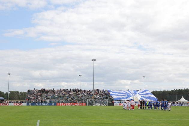 Die Mannschaften kommen auf das Feld. Fußball DFB-Pokal 2026 2027 1. Hauptrunde VfB Krieschow 1921 - 1. FSV Mainz 05 *** The teams take the field: 2026–2027 DFB Cup, 1st Round: VfB Krieschow 1921 vs. FSV Mainz 05