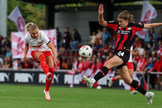 Deutschland: Fußball Google Pixel Frauen-Bundesliga 2026 - 2027, 1. Spieltag - RB Leipzig gegen Bayer 04 Leverkusen, Trainingszentrum von RB Leipzig (Leipzig): Abschluss von Anna Maria Therese Simonsson (RB Leipzig Frauen, 27) *** Germany Soccer Google Pixel Women s Bundesliga 2026–2027, Matchday 1: RB Leipzig vs. Bayer 04 Leverkusen, RB Leipzig Training Center in Leipzig, Goal by Anna Maria Therese Simonsson of RB Leipzig Women, 27 Copyright: xx