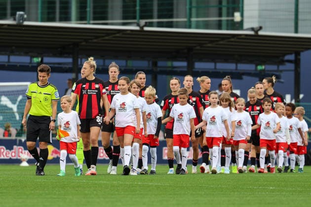 Deutschland: Fußball Google Pixel Frauen-Bundesliga 2026 - 2027, 1. Spieltag - RB Leipzig gegen Bayer 04 Leverkusen, Trainingszentrum von RB Leipzig (Leipzig): Einlauf Bayer 04 Leverkusen *** Germany Soccer Google Pixel Women s Bundesliga 2026–2027, Matchday 1: RB Leipzig vs. Bayer 04 Leverkusen, RB Leipzig Training Center, Leipzig: Bayer 04 Leverkusen takes the field Copyright: xLucasxWalterx