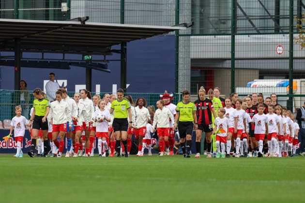Deutschland: Fußball Google Pixel Frauen-Bundesliga 2026 - 2027, 1. Spieltag - RB Leipzig gegen Bayer 04 Leverkusen, Trainingszentrum von RB Leipzig (Leipzig): Einlauf beider Teams *** Germany Soccer Google Pixel Women s Bundesliga 2026 2027, Matchday 1: RB Leipzig vs. Bayer 04 Leverkusen, RB Leipzig Training Center, Leipzig—Both Teams Take the Field Copyright: xLucasxWalterx