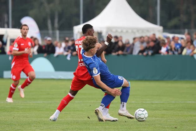 23 Sheraldo Becker (Mainz, hinten.) im Duell mit 8 Raak, Colin (Krieschow) Fußball DFB-Pokal 2026 2027 1. Hauptrunde VfB Krieschow 1921 - 1. FSV Mainz 05 *** 23 Sheraldo Becker (Mainz), battling with No. 8 Raak in the back, Colin Krieschow, Soccer, DFB Cup 2026–2027, 1st Round, VfB Krieschow 1921 1, FSV Mainz 05