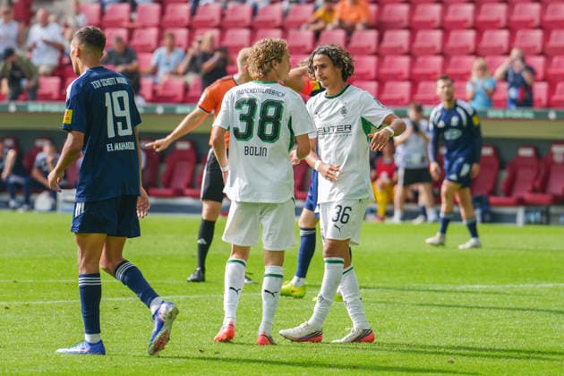 23.08.2026, xydrx, Fußball, DFB Pokal, TSV Schott Mainz - Borussia Mönchengladbach, Saison 2026 2027, MEWA Arena: Torjubel nach dem Tor zum 3:0 für Borussia Mönchengladbach durch Torschütze Hugo Bolin (Borussia Moenchengladbach, 38) zusammen mit Wael Mohya (Borussia Moenchengladbach, 36) DFB regulations prohibit any use of photographs as image sequences and or quasi-video. *** August 23, 2026, xydrx, Soccer, DFB Cup, TSV Schott Mainz vs. Borussia Mönchengladbach, 2026–2027 season, MEWA Arena: Celebrations after Borussia Mönchengladbach’s 3–0 goal scored by Hugo Bolin (Borussia Mönchengladbach, 38), alongside Wael Mohya (Borussia Mönchengladbach, 36). DFB regulations prohibit any use of photographs as image sequences and or quasi-video Copyright: HMBxMedia YannisxDreimann