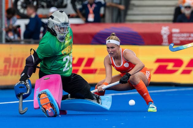 FIH Hockey World Cup: Netherlands Women v China AMSTELVEEN, NL - AUGUST 23: Pien Dicke of Netherlands Women and Ping Liu of China during the FIH Hockey World Cup match between Netherlands Women and China at Wagener Stadion on August 23, 2026 in Amstelveen, Netherlands. Amstelveen Wagener Stadion Netherlands Content not available for redistribution in The Netherlands directly or indirectly through any third parties. Copyright: xMarcelxvanxPlateringenx