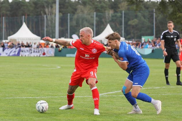 8 Raak, Colin (Krieschow, r.), 9 Philip Tietz (Mainz, l.) Fußball DFB-Pokal 2026 2027 1. Hauptrunde VfB Krieschow 1921 - 1. FSV Mainz 05 *** 8 Raak, Colin Krieschow, r, 9 Philip Tietz Mainz, l Soccer DFB Cup 2026–2027 1st Round VfB Krieschow 1921 1 FSV Mainz 05