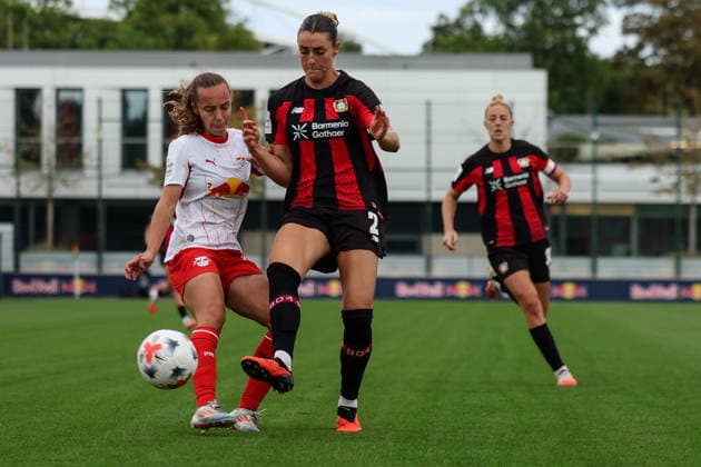 Deutschland: Fußball Google Pixel Frauen-Bundesliga 2026 - 2027, 1. Spieltag - RB Leipzig gegen Bayer 04 Leverkusen, Trainingszentrum von RB Leipzig (Leipzig): Zweikampf von Selina Ostermeier (Bayer 04 Leverkusen Frauen, 2) und Jasmien Mathys (RB Leipzig Frauen, 12) *** Germany Soccer Google Pixel Women s Bundesliga 2026–2027, Matchday 1: RB Leipzig vs. Bayer 04 Leverkusen, RB Leipzig Training Center in Leipzig; a tackle between Selina Ostermeier of Bayer 04 Leverkusen Women (No. 2) and Jasmien Mathys of RB Leipzig Women (No. 12) Copyright: xx