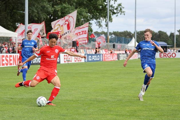 7 Jae Sung Lee (Mainz, l.), 4 Dressler, Bastian (Krieschow) Fußball DFB-Pokal 2026 2027 1. Hauptrunde VfB Krieschow 1921 - 1. FSV Mainz 05 *** 7 Jae Sung Lee Mainz, l , 4 Dressler, Bastian Krieschow Soccer DFB Cup 2026 2027 1 First Round VfB Krieschow 1921 1 FSV Mainz 05