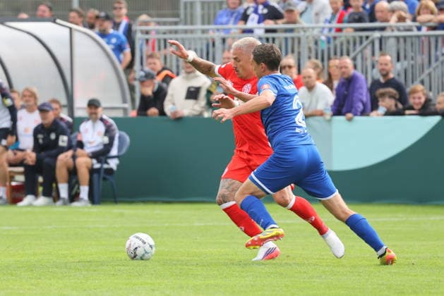 9 Philip Tietz (Mainz, hinten), 2 Bittroff, Alexander (Krieschow) Fußball DFB-Pokal 2026 2027 1. Hauptrunde VfB Krieschow 1921 - 1. FSV Mainz 05 *** 9 Philip Tietz (Mainz), defense, 2 Bittroff, Alexander Krieschow, Soccer, DFB Cup 2026–2027, 1st Round, VfB Krieschow 1921, 1 FSV Mainz 05
