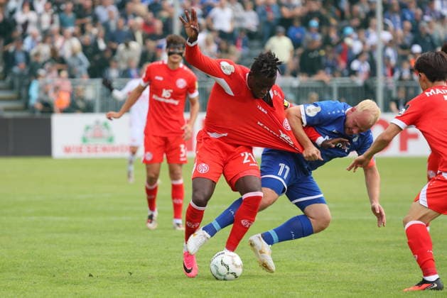 11 Andy Hebler (Krieschow, r.) im Duell mit 21 Danny Viera Da Costa (Mainz) Fußball DFB-Pokal 2026 2027 1. Hauptrunde VfB Krieschow 1921 - 1. FSV Mainz 05 *** 11 Andy Hebler Krieschow (right) in a duel with 21 Danny Viera Da Costa Mainz Soccer DFB Cup 2026 2027 1st Round VfB Krieschow 1921 1 FSV Mainz 05