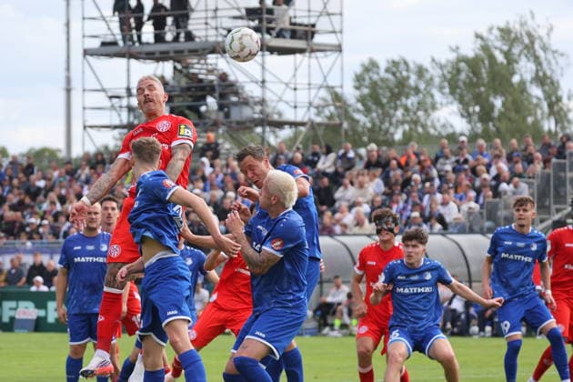 Kopfballchance für 9 Philip Tietz (Mainz) Fußball DFB-Pokal 2026 2027 1. Hauptrunde VfB Krieschow 1921 - 1. FSV Mainz 05 *** Heading opportunity for No. 9 Philip Tietz, Mainz Soccer, DFB Cup 2026–2027, 1st Round: VfB Krieschow 1921 vs. FSV Mainz 05