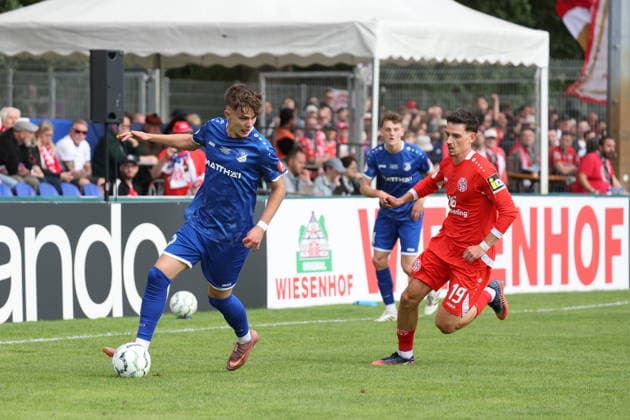 19 Michalski, Tobi (Krieschow, l.), 19 Anthony Caci (Mainz) Fußball DFB-Pokal 2026 2027 1. Hauptrunde VfB Krieschow 1921 - 1. FSV Mainz 05 *** 19 Michalski, Tobi Krieschow, l , 19 Anthony Caci Mainz Soccer DFB Cup 2026 2027 1 Main Round VfB Krieschow 1921 1 FSV Mainz 05