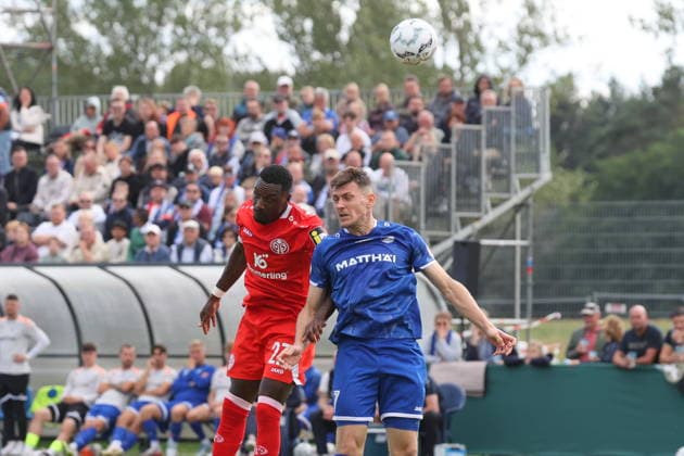 23 Sheraldo Becker (Mainz, l.) im Kopfballduell mit 7 Gerstmann, Tobias (Krieschow) Fußball DFB-Pokal 2026 2027 1. Hauptrunde VfB Krieschow 1921 - 1. FSV Mainz 05 *** 23 Sheraldo Becker, Mainz, left, in a header duel with No. 7 Gerstmann, Tobias Krieschow; Soccer; DFB Cup 2026–2027; 1st Round; VfB Krieschow 1921; 1 FSV Mainz 05