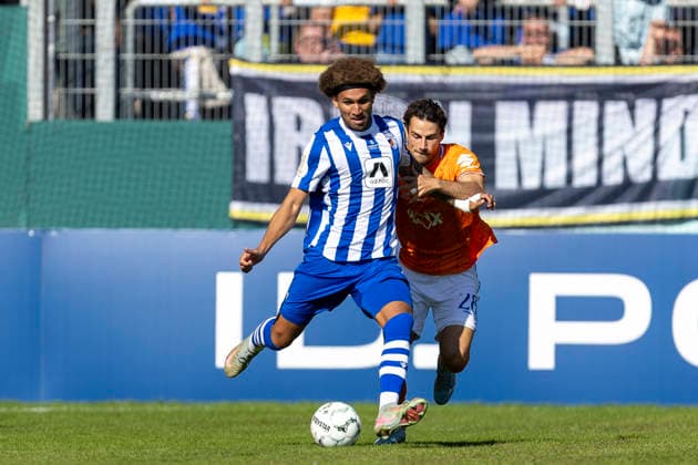 GER, Jena, Fussball, DFB-Pokal, 1. Hauptrunde, FC Carl-Zeiss Jena vs. SV Darmstadt 98 im Bild v.l.: Kevin Lankford (FC Carl-Zeiss Jena 07), Christopher Lannert (SV Darmstadt 98 28), Zweikampf 22.08.2026, EINS Erzgebirgsstadion Aue DFB REGULATIONS PROHIBIT ANY USE OF PHOTOGRAPHS AS IMAGE SEQUENCES AND OR QUASI-VIDEO, *** GER, Jena, Soccer, DFB Cup, 1st Round, FC Carl Zeiss Jena vs. SV Darmstadt 98; pictured from left: Kevin Lankford (FC Carl Zeiss Jena 07), Christopher Lannert (SV Darmstadt 98), tackle on August 22, 2026, EINS Erzgebirgsstadion, Aue. DFB regulations prohibit any use of photographs as image sequences and or quasi-video, Copyright: HMBxMedia PaulxFritz