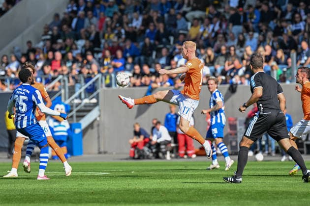 Fußball I Herren I Saison 2026-2027 I DFB-Pokal I FC Carl Zeiss Jena - SV Darmstadt 98 I 23.08.2026 Kai Klefisch (17, SV Darmstadt 98) nimmt den Ball mit gestreckten Bein in der Luft an Jena Ernst-Abbe-Sportfeld, ad hoc Arena Thüringen Deutschland *** Soccer I Men s Team I 2026–2027 Season I DFB Cup I FC Carl Zeiss Jena vs. SV Darmstadt 98 I August 23, 2026 Kai Klefisch 17, SV Darmstadt 98 controls the ball with a stretched leg in the air at Jena’s Ernst Abbe Sportfeld, ad hoc Arena, Thuringia, Germany Copyright: xLobeca InesxHähnelx