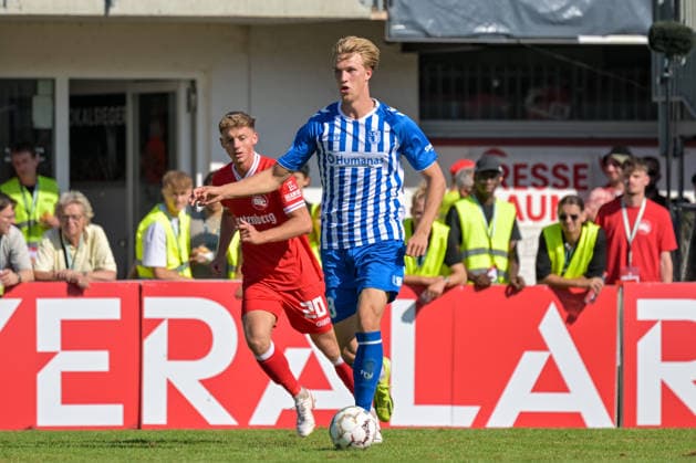 Luka Hyrylaeinen (1. FC Magdeburg, 38) am Ball, dahinter Marco Bauer (Bahlinger SC, 20) GER, Bahlinger SC vs 1. FC Magdeburg, Fussball, DFB-Pokal, 1. Hauptrunde, Saison 2026 2027, 23.08.2026 DFB REGULATIONS PROHIBIT ANY USE OF PHOTOGRAPHS AS IMAGE SEQUENCES AND OR QUASI-VIDEO GER, Bahlinger SC vs 1. FC Magdeburg, Fussball, DFB-Pokal, 1. Hauptrunde, Saison 2026 2027, 23.08.2026 Bahlingen *** Luka Hyrylaeinen (1 FC Magdeburg), No. 38 with the ball; behind him, Marco Bauer (Bahlinger SC), No. 20 (GER); Bahlinger SC vs. 1 FC Magdeburg, soccer, DFB Cup, 1st round, 2026–2027 season, August 23, 2026 DFB regulations prohibit any use of photographs as image sequences and or quasi-video GER, Bahlinger SC vs. 1 FC Magdeburg, soccer, DFB Cup, 1st Main Round, 2026–2027 Season, August 23, 2026, Bahlingen Copyright: xEibner-Pressefotox EP_THS