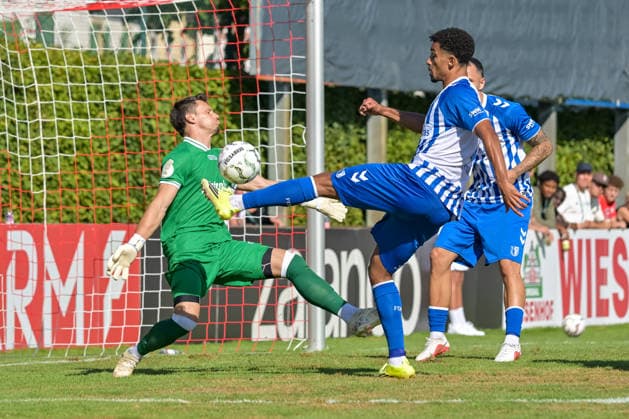 Emmanuel Iyoha (1. FC Magdeburg, 08) beim Torabschluss vor Dennis Klose (Bahlinger SC, 01) GER, Bahlinger SC vs 1. FC Magdeburg, Fussball, DFB-Pokal, 1. Hauptrunde, Saison 2026 2027, 23.08.2026 DFB REGULATIONS PROHIBIT ANY USE OF PHOTOGRAPHS AS IMAGE SEQUENCES AND OR QUASI-VIDEO GER, Bahlinger SC vs 1. FC Magdeburg, Fussball, DFB-Pokal, 1. Hauptrunde, Saison 2026 2027, 23.08.2026 Bahlingen *** Emmanuel Iyoha (1 FC Magdeburg, 08) taking a shot on goal past Dennis Klose (Bahlinger SC, 01 GER), Bahlinger SC vs. 1 FC Magdeburg, Soccer, DFB Cup, First Round, 2026–2027 Season, August 23, 2026 DFB regulations prohibit any use of photographs as image sequences and or quasi-video GER, Bahlinger SC vs. 1 FC Magdeburg, Soccer, DFB Cup, 1st Main Round, 2026–2027 Season, August 23, 2026, Bahlingen Copyright: xEibner-Pressefotox EP_THS