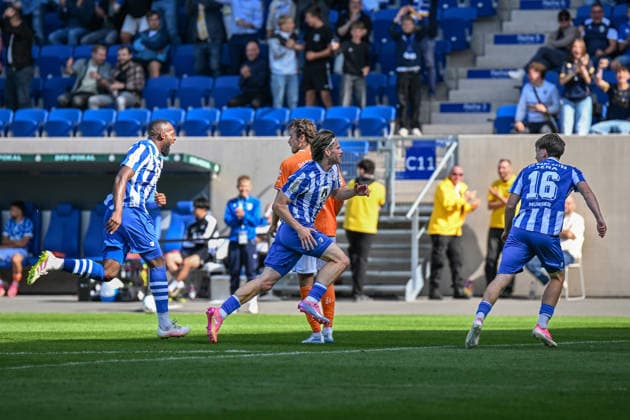 Fußball I Herren I Saison 2026-2027 I DFB-Pokal I FC Carl Zeiss Jena - SV Darmstadt 98 I 23.08.2026 Torjubel Elias Löder (18, FC Carl Zeiss Jena) (Mitte) Jena Ernst-Abbe-Sportfeld, ad hoc Arena Thüringen Deutschland *** Soccer I Men s Team I 2026–2027 Season I DFB Cup I FC Carl Zeiss Jena vs. SV Darmstadt 98 I August 23, 2026 Elias Löder celebrates a goal (18), FC Carl Zeiss Jena at Ernst Abbe Sportfeld in downtown Jena, ad hoc Arena, Thuringia, Germany Copyright: xLobeca InesxHähnelx