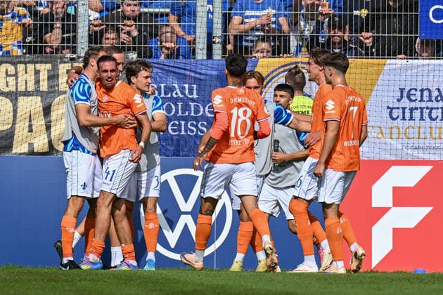 Fußball I Herren I Saison 2026-2027 I DFB-Pokal I FC Carl Zeiss Jena - SV Darmstadt 98 I 23.08.2026 Torjubel Raoul Petretta (18, SV Darmstadt 98) mit der Mannschaft nach dem erneuten Führungstreffer zum 2:1 aus Sicht der Gäste Jena Ernst-Abbe-Sportfeld, ad hoc Arena Thüringen Deutschland *** Soccer I Men s I 2026–2027 Season I DFB Cup I FC Carl Zeiss Jena vs. SV Darmstadt 98 I August 23, 2026 Goal celebration by Raoul Petretta 18, SV Darmstadt 98 celebrates as a team after taking the lead again, making the score 2–1 from the visitors’ perspective at Jena’s Ernst Abbe Sportfeld, ad hoc Arena, Thuringia, Germany Copyright: xLobeca InesxHähnelx
