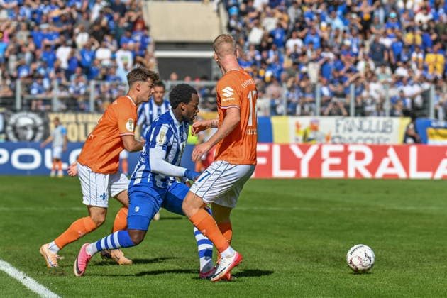 Fußball I Herren I Saison 2026-2027 I DFB-Pokal I FC Carl Zeiss Jena - SV Darmstadt 98 I 23.08.2026 Zweikampf Noah Raphael Weißhaupt (7, SV Darmstadt 98), Jean Miguel Boog (25, FC Carl Zeiss Jena), Kai Klefisch (17, SV Darmstadt 98) Jena Ernst-Abbe-Sportfeld, ad hoc Arena Thüringen Deutschland *** Soccer I Men’s I 2026–2027 Season I DFB Cup I FC Carl Zeiss Jena vs. SV Darmstadt 98 I August 23, 2026 Tackle by Noah Raphael Weißhaupt 7, SV Darmstadt 98, Jean Miguel Boog 25, FC Carl Zeiss Jena, Kai Klefisch 17, SV Darmstadt 98; Jena Ernst Abbe Sportfeld, ad hoc Arena, Thuringia, Germany Copyright: xLobeca InesxHähnelx