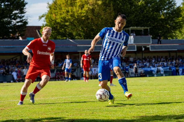 23.08.2026, xdaymx, Fussball DFB Pokal 1.Runde, Bahlinger SC - 1.FC Magdeburg. vr. Atik, Baris (Magdeburg) leichtfüßig gegen Schmid, Fabian (Bahlinger SC) (DFL DFB REGULATIONS PROHIBIT ANY USE OF PHOTOGRAPHS as IMAGE SEQUENCES and or QUASI-VIDEO) Bahlingen *** August 23, 2026, xdaymx, Soccer DFB Cup First Round, Bahlinger SC vs. FC Magdeburg: Atik, Baris Magdeburg moves nimbly against Schmid, Fabian Bahlinger SC DFL DFB REGULATIONS PROHIBIT ANY USE OF PHOTOGRAPHS as IMAGE SEQUENCES and or QUASI-VIDEO Bahlingen
