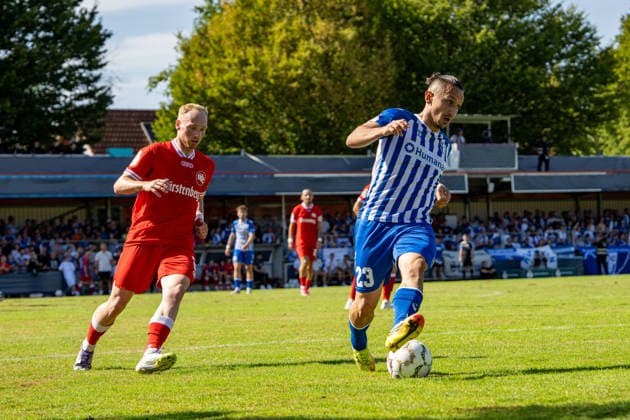 23.08.2026, xdaymx, Fussball DFB Pokal 1.Runde, Bahlinger SC - 1.FC Magdeburg. vr. Atik, Baris (Magdeburg) leichtfüßig gegen Schmid, Fabian (Bahlinger SC) (DFL DFB REGULATIONS PROHIBIT ANY USE OF PHOTOGRAPHS as IMAGE SEQUENCES and or QUASI-VIDEO) Bahlingen *** August 23, 2026, xdaymx, Soccer DFB Cup First Round, Bahlinger SC vs. FC Magdeburg: Atik, Baris Magdeburg moves nimbly against Schmid, Fabian Bahlinger SC DFL DFB REGULATIONS PROHIBIT ANY USE OF PHOTOGRAPHS as IMAGE SEQUENCES and or QUASI-VIDEO Bahlingen