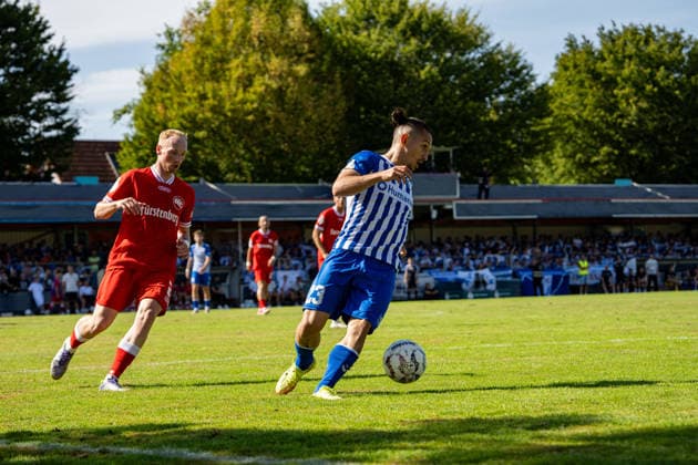 23.08.2026, xdaymx, Fussball DFB Pokal 1.Runde, Bahlinger SC - 1.FC Magdeburg. vr. Atik, Baris (Magdeburg) leichtfüßig gegen Schmid, Fabian (Bahlinger SC) (DFL DFB REGULATIONS PROHIBIT ANY USE OF PHOTOGRAPHS as IMAGE SEQUENCES and or QUASI-VIDEO) Bahlingen *** August 23, 2026, xdaymx, Soccer DFB Cup First Round, Bahlinger SC vs. FC Magdeburg: Atik, Baris Magdeburg moves nimbly against Schmid, Fabian Bahlinger SC DFL DFB REGULATIONS PROHIBIT ANY USE OF PHOTOGRAPHS as IMAGE SEQUENCES and or QUASI-VIDEO Bahlingen