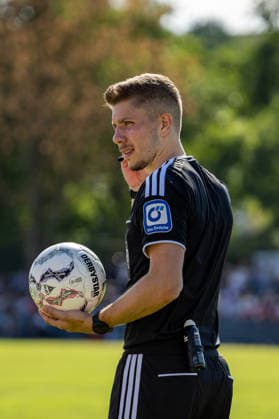 23.08.2026, xdaymx, Fussball DFB Pokal 1.Runde, Bahlinger SC - 1.FC Magdeburg. Schiedsrichter Felix Wagner beim DFB-Pokalspiel in Bahlingen gegen Magdeburg (DFL DFB REGULATIONS PROHIBIT ANY USE OF PHOTOGRAPHS as IMAGE SEQUENCES and or QUASI-VIDEO) Bahlingen *** August 23, 2026, xdaymx, Soccer, DFB Cup First Round, Bahlinger SC vs. FC Magdeburg; Referee Felix Wagner at the DFB Cup match in Bahlingen against Magdeburg; DFL and DFB regulations prohibit any use of photographs as image sequences and or quasi-video; Bahlingen