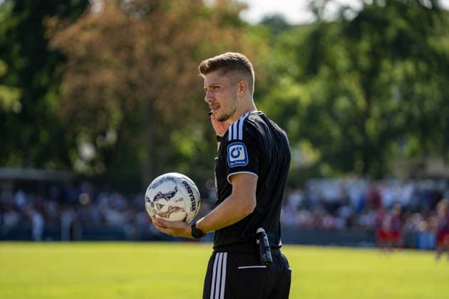 23.08.2026, xdaymx, Fussball DFB Pokal 1.Runde, Bahlinger SC - 1.FC Magdeburg. Schiedsrichter Felix Wagner beim DFB-Pokalspiel in Bahlingen gegen Magdeburg (DFL DFB REGULATIONS PROHIBIT ANY USE OF PHOTOGRAPHS as IMAGE SEQUENCES and or QUASI-VIDEO) Bahlingen *** August 23, 2026, xdaymx, Soccer, DFB Cup First Round, Bahlinger SC vs. FC Magdeburg; Referee Felix Wagner at the DFB Cup match in Bahlingen against Magdeburg; DFL and DFB regulations prohibit any use of photographs as image sequences and or quasi-video; Bahlingen