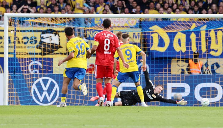 Max Marie (nicht im Bild) erzielt das Tor zum 2:1 gegen Torwart Matheo Raab Zweikampf Spielszene Aktion Fußball Fussball DFB Pokal 1. Runde Saison 2026 2027 23.08.2026 Eintracht Braunschweig BTSV vs. 1.FC Union Berlin FCU DFL regulations prohibit any use of photographs as image sequences and or quasi-video *** Max Marie, not shown in the frame, scores the goal to make it 2–1 against goalkeeper Matheo Raab. Tackle, game action, sports, soccer, DFB Cup, Round 1, 2026–2027 season, August 23, 2026, Eintracht Braunschweig BTSV vs. 1 FC Union Berlin (FCU). DFL regulations prohibit any use of photographs as image sequences and or quasi-video.