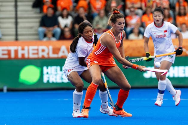 FIH Hockey World Cup: Netherlands Women v China AMSTELVEEN, NL - AUGUST 23: Frédérique Matla of Netherlands Women and Yaxi Luo of China during the FIH Hockey World Cup match between Netherlands Women and China at Wagener Stadion on August 23, 2026 in Amstelveen, Netherlands. Amstelveen Wagener Stadion Netherlands Content not available for redistribution in The Netherlands directly or indirectly through any third parties. Copyright: xMarcelxvanxPlateringenx