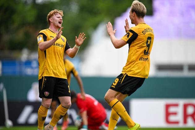 DFB Pokal 26 27 - Westfalia Rhynern - Dynamo Dresden am 23.08.2026 im LVM-Preußenstadion in Münster Jubel, Torjubel, Torschuetze, Torschütze Robert Wagner (Dresden) jubelt nach seinem Tor zum 0:6 mit Vincent Vermeij (Dresden) *** DFB Cup 26 27: Westfalia Rhynern vs. Dynamo Dresden on August 23, 2026, at the LVM Preußenstadion in Münster—Cheers, goal celebrations, Goal scorers, goal scorer Robert Wagner; Dresden celebrates after his goal to make it 0–6, with Vincent Vermeij; Dresden MT