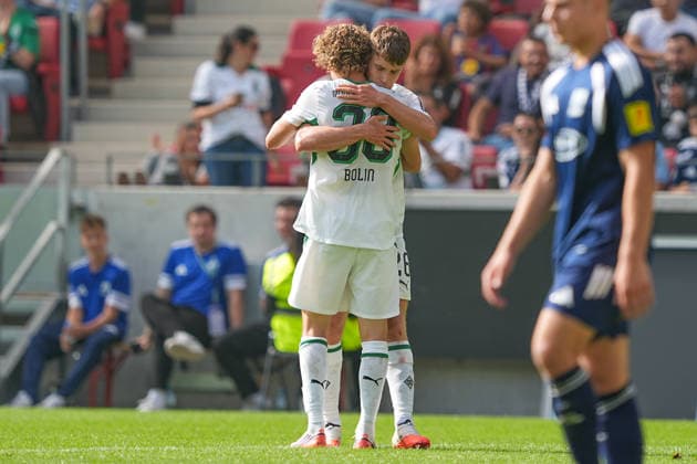 23.08.2026, xydrx, Fußball, DFB Pokal, TSV Schott Mainz - Borussia Mönchengladbach, Saison 2026 2027, MEWA Arena: Torjubel nach dem Tor zum 4:0 für Borussia Mönchengladbach durch Torschütze Lukas Ullrich (Borussia Moenchengladbach, 26) zusammen mit Hugo Bolin (Borussia Moenchengladbach, 38) DFB regulations prohibit any use of photographs as image sequences and or quasi-video. *** August 23, 2026, xydrx, Soccer, DFB Cup, TSV Schott Mainz vs. Borussia Mönchengladbach, 2026–2027 season, MEWA Arena: Celebrations after Borussia Mönchengladbach’s 4–0 goal scored by Lukas Ullrich, Borussia Mönchengladbach, 26, alongside Hugo Bolin, Borussia Mönchengladbach, 38. DFB regulations prohibit any use of photographs as image sequences and or quasi-video. Copyright: HMBxMedia YannisxDreimann