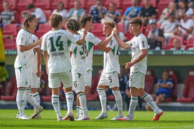 23.08.2026, xydrx, Fußball, DFB Pokal, TSV Schott Mainz - Borussia Mönchengladbach, Saison 2026 2027, MEWA Arena: Torjubel nach dem Tor zum 4:0 für Borussia Mönchengladbach durch Torschütze Lukas Ullrich (Borussia Moenchengladbach, 26) zusammen mit Daiki Hashioka (Borussia Moenchengladbach, 14) und Robin Hack (Borussia Moenchengladbach, 25) DFB regulations prohibit any use of photographs as image sequences and or quasi-video. *** August 23, 2026, xydrx, Soccer, DFB Cup, TSV Schott Mainz vs. Borussia Mönchengladbach, 2026–2027 season, MEWA Arena: Goal celebration after Borussia Mönchengladbach’s 4–0 goal scored by Lukas Ullrich, Borussia Mönchengladbach, 26, along with Daiki Hashioka, Borussia Mönchengladbach, 14, and Robin Hack, Borussia Mönchengladbach, 25. DFB regulations prohibit any use of photographs as image sequences and or quasi-video Copyright: HMBxMedia YannisxDreimann