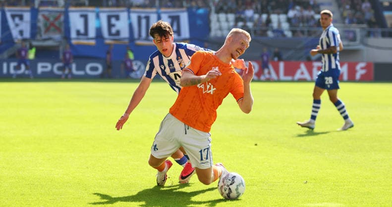 Jena - Darmstadt DFB Pokal Jena, 23.08.2026, Ernst-Abbe-Sportfeld, Fussball, DFB-Pokal, 1.Hauptrunde , FC Carl Zeiss Jena vs. SC Darmstadt 98 , Im Bild von vorn: Kai Klefisch ( 17, Darmstadt), Emilio Munser (16, Jena). , Nur zur redaktionellen Nutzung. Only editorial use. , DFB regulations prohibit any use of photographs as image sequences and or quasi-video. , *** Jena vs. Darmstadt, DFB Cup, Jena, August 23, 2026, Ernst Abbe Sportfeld, Soccer, DFB Cup, First Round, FC Carl Zeiss Jena vs. SC Darmstadt 98, Pictured from the front: Kai Klefisch 17, Darmstadt, Emilio Munser 16, Jena, For editorial use only, DFB regulations prohibit any use of photographs as image sequences and or quasi-video, Picture Point
