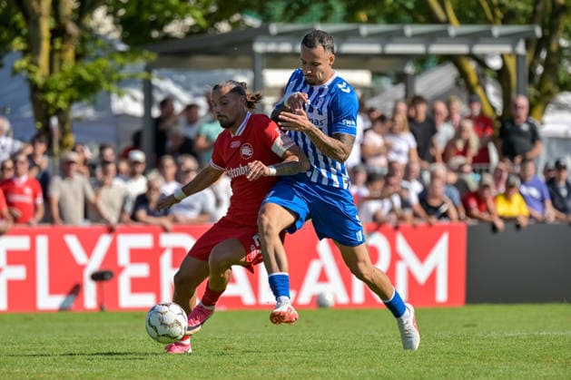 Hasan Pepic (Bahlinger SC, 27), Falko Michel (1. FC Magdeburg, 21) im Duell. GER, Bahlinger SC vs 1. FC Magdeburg, Fussball, DFB-Pokal, 1. Hauptrunde, Saison 2026 2027, 23.08.2026 DFB REGULATIONS PROHIBIT ANY USE OF PHOTOGRAPHS AS IMAGE SEQUENCES AND OR QUASI-VIDEO GER, Bahlinger SC vs 1. FC Magdeburg, Fussball, DFB-Pokal, 1. Hauptrunde, Saison 2026 2027, 23.08.2026 Bahlingen *** Hasan Pepic (Bahlinger SC), 27, and Falko Michel (1 FC Magdeburg), 21, in the match GER, Bahlinger SC vs. 1 FC Magdeburg, soccer, DFB Cup, 1st round, 2026–2027 season, August 23, 2026 DFB regulations prohibit any use of photographs as image sequences and or quasi-video GER, Bahlinger SC vs. 1 FC Magdeburg, soccer, DFB Cup, 1st Main Round, 2026–2027 Season, August 23, 2026, Bahlingen Copyright: xEibner-Pressefotox EP_THS