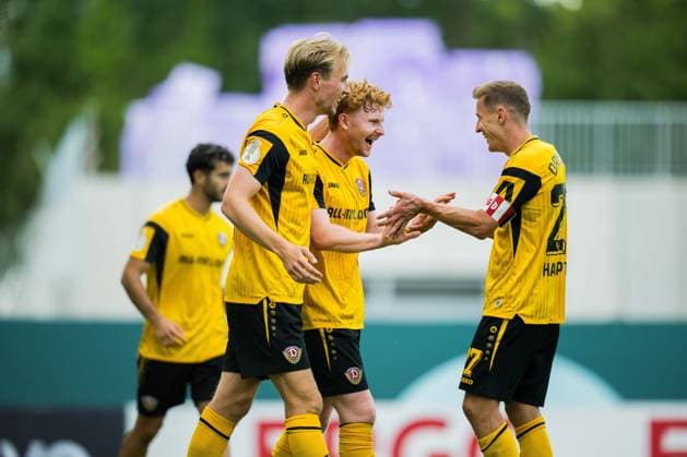 23.08.2026 - Fußball, 2026 2027, DFB-Pokal, 1. Hauptrunde, SV Westfalia Rhynern - SG Dynamo Dresden: (M) Robert Wagner (Dresden) jubelt nach seinem Tor zum 0:6 mit (L-R) Vincent Vermeij (Dresden), Niklas Hauptmann (Dresden) DFB REGULATIONS PROHIBIT ANY USE OF PHOTOGRAPHS AS IMAGE SEQUENCES AND OR QUASI-VIDEO. *** August 23, 2026, Soccer, 2026–2027, DFB Cup, 1st Round, SV Westfalia Rhynern vs. SG Dynamo Dresden; M Robert Wagner (Dresden) celebrates his goal to make it 0–6 with L R Vincent Vermeij (Dresden), Niklas Hauptmann, Dresden. DFB regulations prohibit any use of photographs as image sequences and or quasi-video.