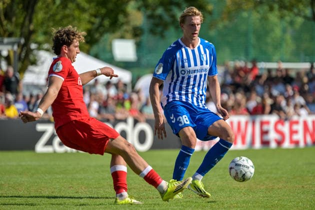 Holger Bux (Bahlinger SC, 06) mit Ball, Luka Hyrylaeinen (1. FC Magdeburg, 38) GER, Bahlinger SC vs 1. FC Magdeburg, Fussball, DFB-Pokal, 1. Hauptrunde, Saison 2026 2027, 23.08.2026 DFB REGULATIONS PROHIBIT ANY USE OF PHOTOGRAPHS AS IMAGE SEQUENCES AND OR QUASI-VIDEO GER, Bahlinger SC vs 1. FC Magdeburg, Fussball, DFB-Pokal, 1. Hauptrunde, Saison 2026 2027, 23.08.2026 Bahlingen *** Holger Bux (Bahlinger SC), No. 06 with the ball, Luka Hyrylaeinen (1 FC Magdeburg), No. 38 GER, Bahlinger SC vs. 1 FC Magdeburg, soccer, DFB Cup, 1st Round, 2026–2027 season, August 23, 2026 DFB regulations prohibit any use of photographs as image sequences and or quasi-video GER, Bahlinger SC vs. 1 FC Magdeburg, Soccer, DFB Cup, 1st Main Round, 2026–2027 Season, August 23, 2026, Bahlingen Copyright: xEibner-Pressefotox EP_THS