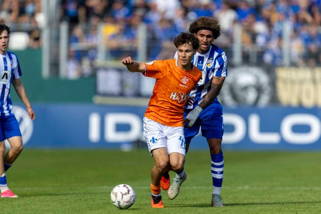 GER, Jena, Fussball, DFB-Pokal, 1. Hauptrunde, FC Carl-Zeiss Jena vs. SV Darmstadt 98 im Bild v.l.: Manolo Merx (SV Darmstadt 98 48), Kevin Lankford (FC Carl-Zeiss Jena 07), Zweikampf 22.08.2026, EINS Erzgebirgsstadion Aue DFB REGULATIONS PROHIBIT ANY USE OF PHOTOGRAPHS AS IMAGE SEQUENCES AND OR QUASI-VIDEO, *** GER, Jena, Soccer, DFB Cup, 1st Round, FC Carl Zeiss Jena vs. SV Darmstadt 98; pictured from left: Manolo Merx (SV Darmstadt 98 48), Kevin Lankford (FC Carl Zeiss Jena 07), tackle on August 22, 2026, EINS Erzgebirgsstadion, Aue. DFB regulations prohibit any use of photographs as image sequences and or quasi-video, Copyright: HMBxMedia PaulxFritz