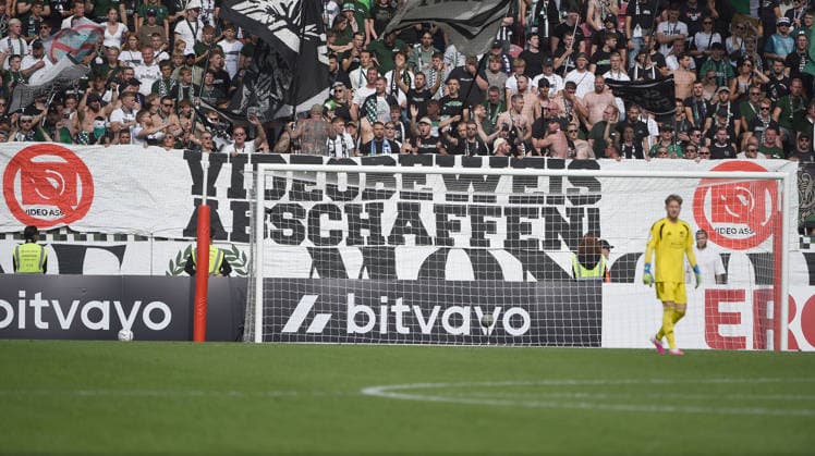 23.08.2026, xhbx, Fussball DFB Pokal 1.Runde, TSV Schott Mainz - Borussia Mönchengladbach v.l. Fans, Stimmung, Schal, Fahne, Banner von Borussia Mönchengladbach, Videobeweis, VAR, Videoentscheid Plakat gegen VAR Mainz *** August 23, 2026, xhbx, Soccer, DFB Cup First Round, TSV Schott Mainz vs. Borussia Mönchengladbach: Fans, Atmosphere, Scarf, Flag, Banner of Borussia Mönchengladbach, Video Evidence, VAR, Video Decision, Poster Against VAR in Mainz