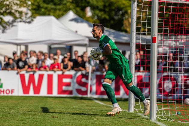 DFB-Pokal: Bahlinger SC vs 1. FC Magdeburg, 22.08.2026 Dennis Klose (Bahlinger SC, 1) mit dem Ball in der Hand DFB-Pokal: Bahlinger SC vs 1. FC Magdeburg, Kaiserstuhlstadion, 22.08.2026 DFB DFL REGULATIONS PROHIBIT ANY USE OF PHOTOGRAPHS AS IMAGE SEQUENCES AND OR QUASI-VIDEO. *** DFB Cup: Bahlinger SC vs. 1 FC Magdeburg, August 22, 2026; Dennis Klose, Bahlinger SC, 1 holding the ball DFB Cup Bahlinger SC vs. 1 FC Magdeburg, Kaiserstuhlstadion, August 22, 2026 DFB and DFL regulations prohibit any use of photographs as image sequences and or quasi-video Copyright: xBEAUTIFULxSPORTS Boscox