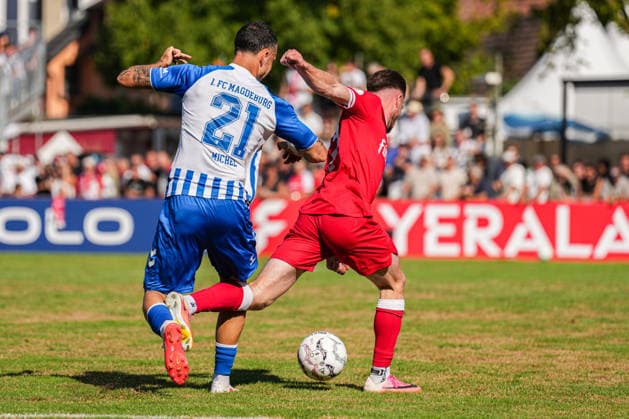DFB-Pokal: Bahlinger SC vs 1. FC Magdeburg, 22.08.2026 Zweikampf zwischen Marin Å tefotiÄ‡ (Bahlinger SC, 7) und Falko Michel (1. FC Magdeburg, 21) DFB-Pokal: Bahlinger SC vs 1. FC Magdeburg, Kaiserstuhlstadion, 22.08.2026 DFB DFL REGULATIONS PROHIBIT ANY USE OF PHOTOGRAPHS AS IMAGE SEQUENCES AND OR QUASI-VIDEO. *** DFB Cup: Bahlinger SC vs. 1 FC Magdeburg, August 22, 2026; Tackle between Marin Å tefotic Bahlinger SC, 7, and Falko Michel, 1 FC Magdeburg, 21 DFB Cup: Bahlinger SC vs. 1 FC Magdeburg, Kaiserstuhlstadion, August 22, 2026 DFB and DFL regulations prohibit any use of photographs as image sequences and or quasi-video Copyright: xBEAUTIFULxSPORTS Boscox