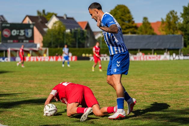 DFB-Pokal: Bahlinger SC vs 1. FC Magdeburg, 22.08.2026 Zweikampf zwischen Hasan PepiÄ‡ (Bahlinger SC, 27) und Falko Michel (1. FC Magdeburg, 21) DFB-Pokal: Bahlinger SC vs 1. FC Magdeburg, Kaiserstuhlstadion, 22.08.2026 DFB DFL REGULATIONS PROHIBIT ANY USE OF PHOTOGRAPHS AS IMAGE SEQUENCES AND OR QUASI-VIDEO. *** DFB Cup: Bahlinger SC vs. 1 FC Magdeburg, August 22, 2026 – Tackle between Hasan Pepic Bahlinger SC, 27, and Falko Michel of 1 FC Magdeburg, 21 DFB Cup: Bahlinger SC vs. 1 FC Magdeburg, Kaiserstuhlstadion, August 22, 2026 DFB and DFL regulations prohibit any use of photographs as image sequences and or quasi-video Copyright: xBEAUTIFULxSPORTS Boscox