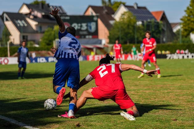 DFB-Pokal: Bahlinger SC vs 1. FC Magdeburg, 22.08.2026 Zweikampf zwischen Hasan PepiÄ‡ (Bahlinger SC, 27) und Falko Michel (1. FC Magdeburg, 21) DFB-Pokal: Bahlinger SC vs 1. FC Magdeburg, Kaiserstuhlstadion, 22.08.2026 DFB DFL REGULATIONS PROHIBIT ANY USE OF PHOTOGRAPHS AS IMAGE SEQUENCES AND OR QUASI-VIDEO. *** DFB Cup: Bahlinger SC vs. 1 FC Magdeburg, August 22, 2026 – Tackle between Hasan Pepic Bahlinger SC, 27, and Falko Michel of 1 FC Magdeburg, 21 DFB Cup: Bahlinger SC vs. 1 FC Magdeburg, Kaiserstuhlstadion, August 22, 2026 DFB and DFL regulations prohibit any use of photographs as image sequences and or quasi-video Copyright: xBEAUTIFULxSPORTS Boscox
